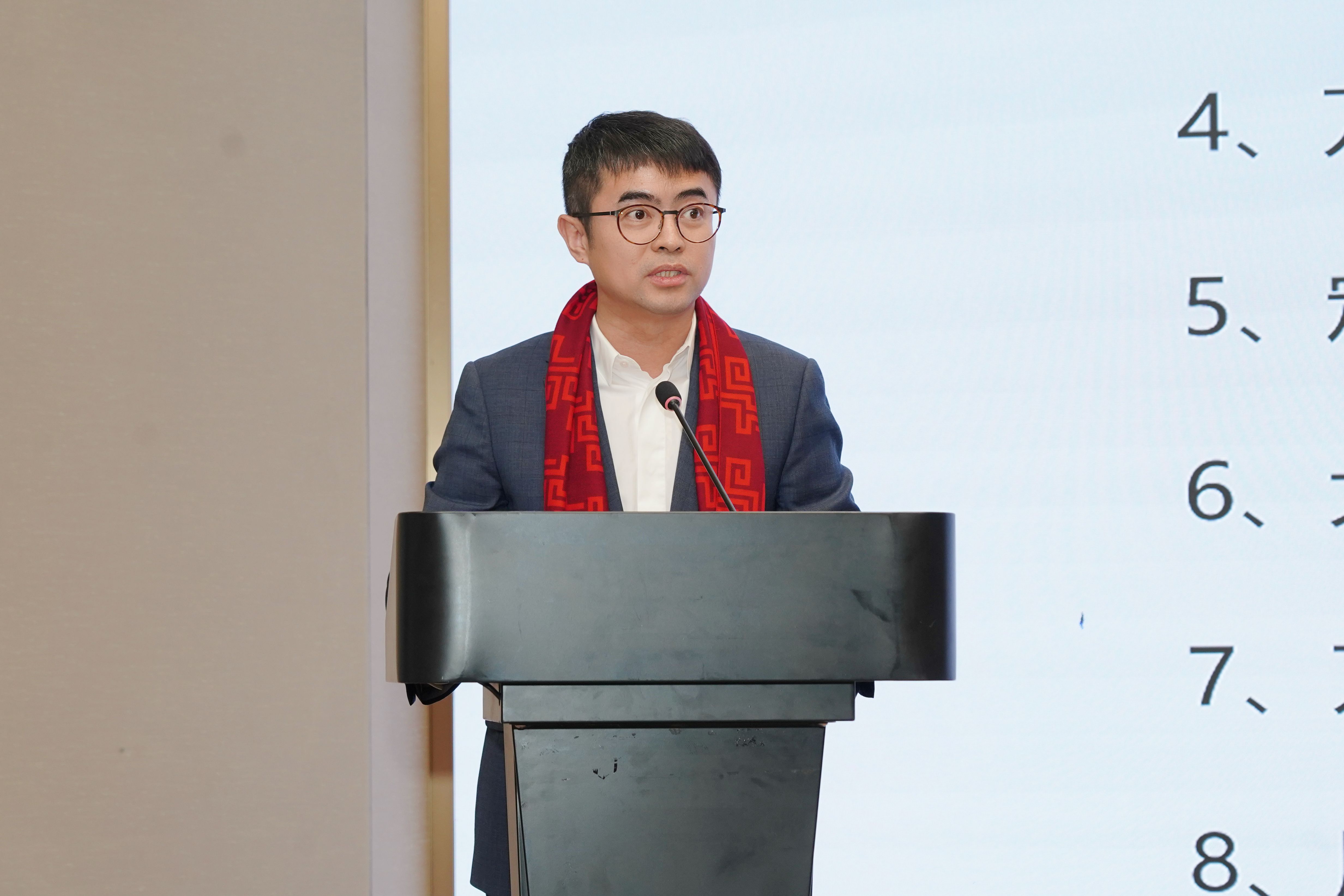 04.万事利丝绸总经理余志伟.jpg 04.万事利丝绸总经理余志伟.jpg