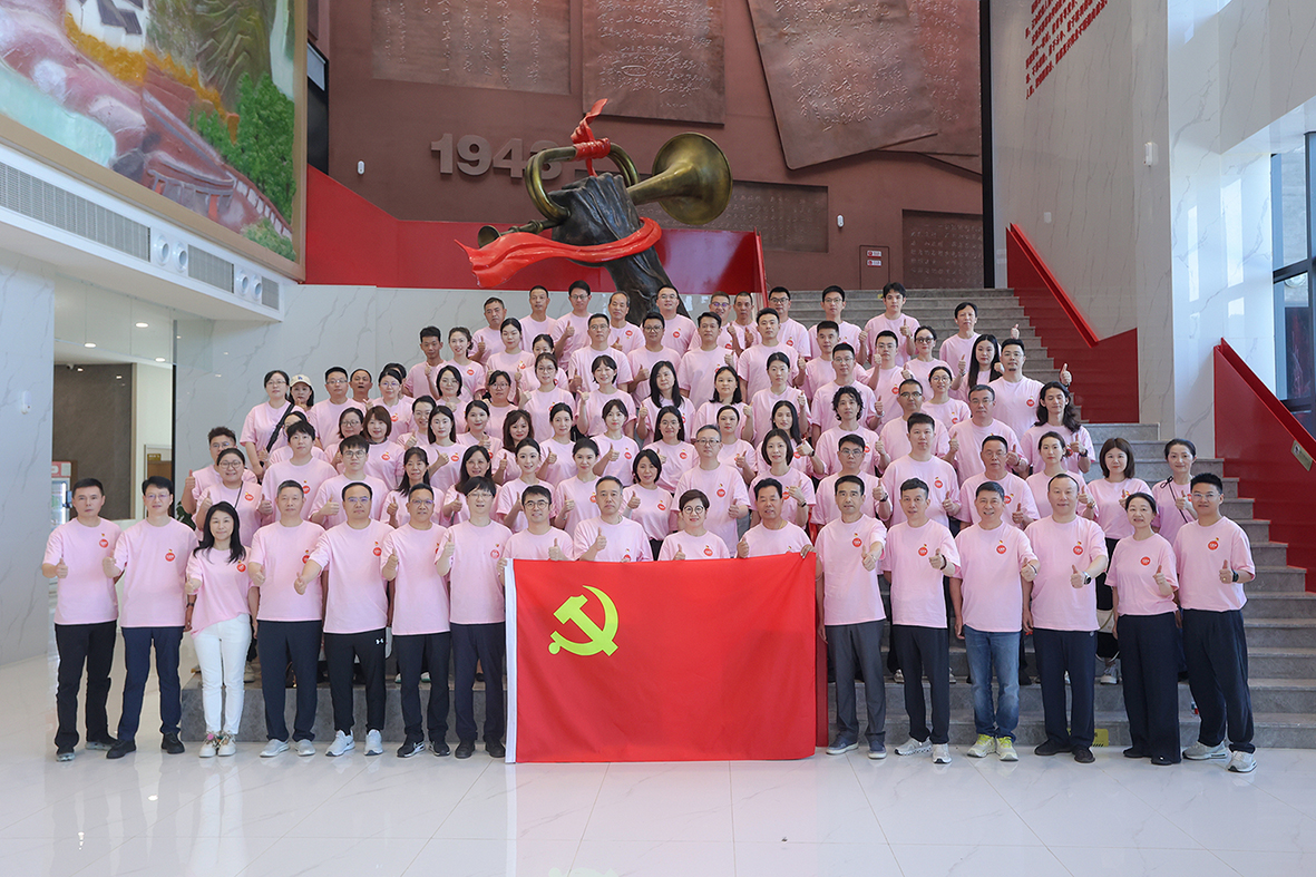 党旗合影.jpg 党旗合影.jpg